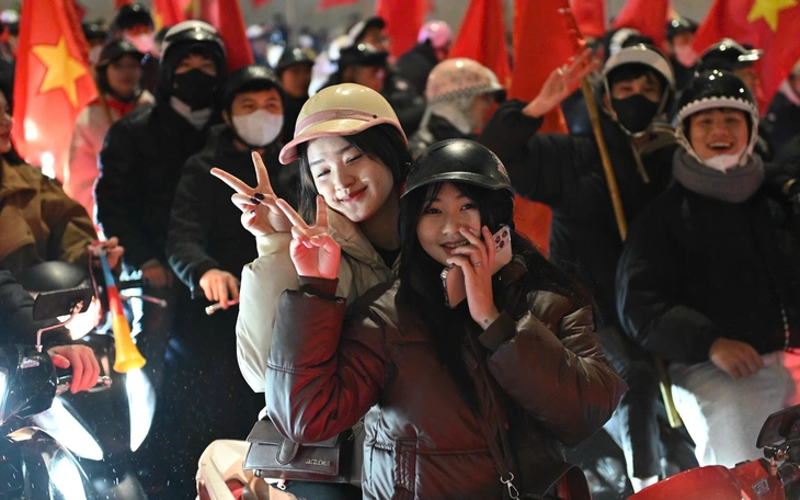 Vỡ òa cảm xúc, người dân Đà Nẵng xuyên đêm ăn mừng chiến thắng của U23 Việt Nam - Ảnh 1.