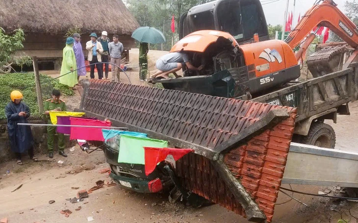 Xe ben mất lái tông sập tiệm mắt kính trên đường Tô Ngọc Vân, 4 người thoát chết - Ảnh 4.