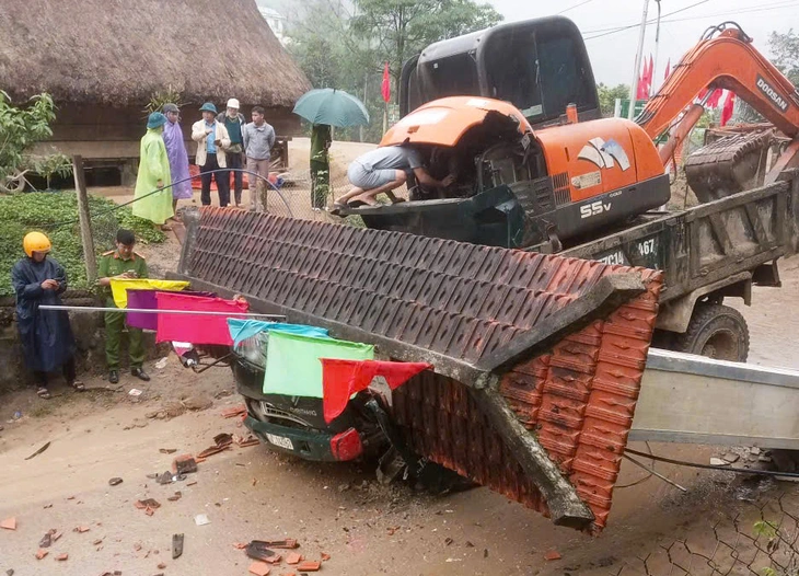 sập cổng chào - Ảnh 1.