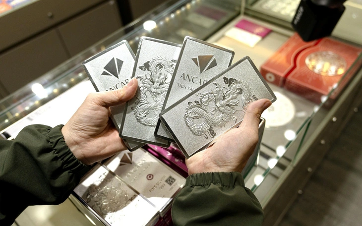 Giá vàng thế giới phá kỷ lục, vượt mốc 5.000 USD/ounce - Ảnh 2.