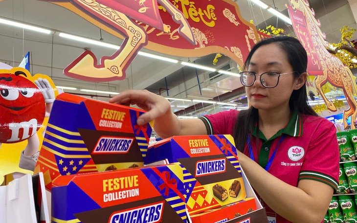 Quà Tết ‘bình dân’ 300-500 ngàn đồng làm 'nóng' chợ Tết miền Trung, nhiều đoàn mua đi từ thiện - Ảnh 3.