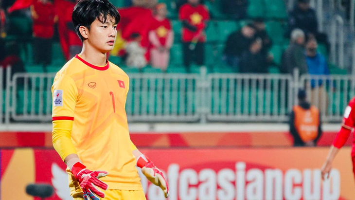 Cao Văn Bình mới lộ 'sít rịt' hiếm người hâm mộ biết - Ảnh 2.