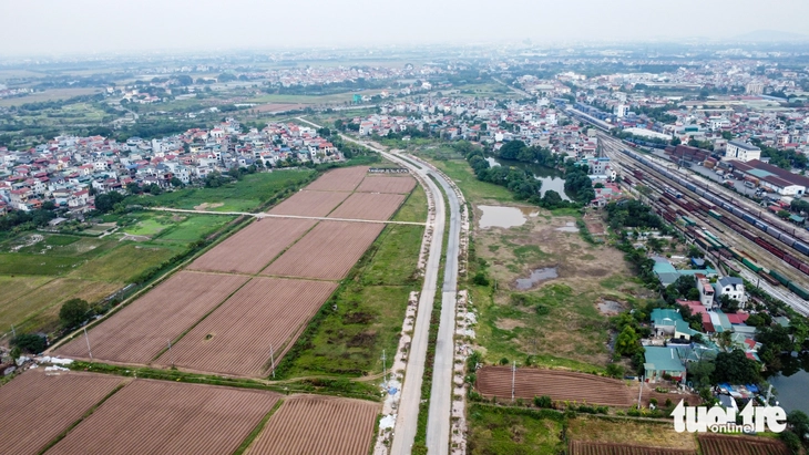 Đường trăm tỉ ở Hà Nội thành 'đường cụt' vì vướng giải phóng mặt bằng, xã hứa sẽ cưỡng chế - Ảnh 2.