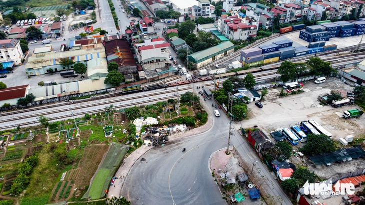 Đường trăm tỉ ở Hà Nội thành 'đường cụt' vì vướng giải phóng mặt bằng, xã hứa sẽ cưỡng chế - Ảnh 11.