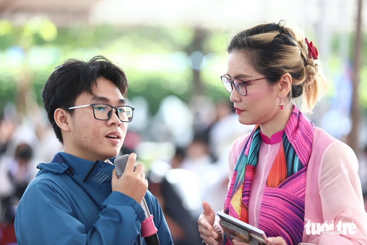 Học sinh Đắk Lắk 'thả tim' ban tư vấn, nhờ giúp chọn ngành phù hợp trước mùa tuyển sinh - Ảnh 7.