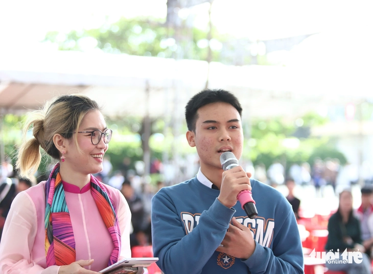 Học sinh Đắk Lắk 'thả tim' ban tư vấn, nhờ giúp chọn ngành phù hợp trước mùa tuyển sinh - Ảnh 11.