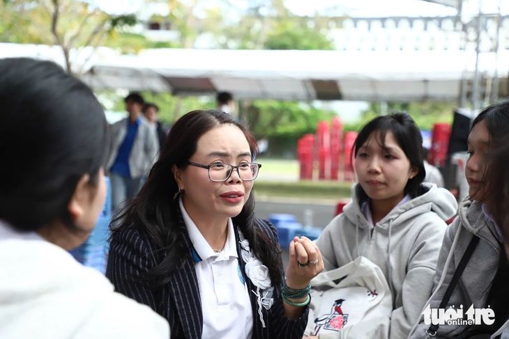 Học sinh Đắk Lắk 'thả tim' ban tư vấn, nhờ giúp chọn ngành phù hợp trước mùa tuyển sinh - Ảnh 12.