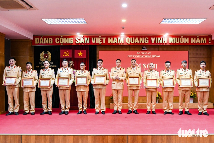 Khen thưởng cảnh sát giao thông dẫn đoàn thông suốt tại Đại hội Đảng XIV - Ảnh 7.