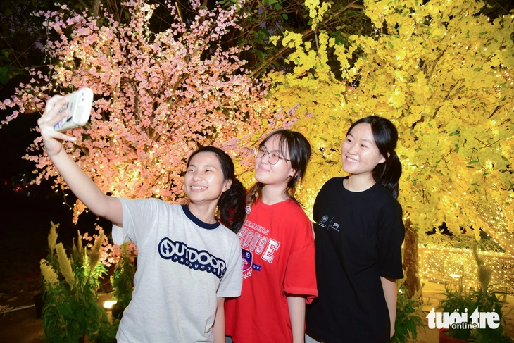 Khu đất nhà thi đấu Phan Đình Phùng đã thành công viên ngập tràn sắc hoa - Ảnh 2.