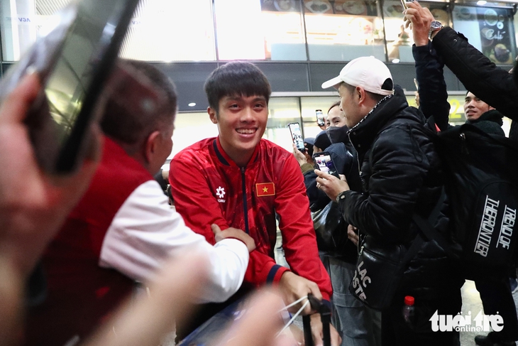 Hiểu Minh nhọc nhằn rời sân bay Nội Bài khi U23 Việt Nam về nước - Ảnh 4.