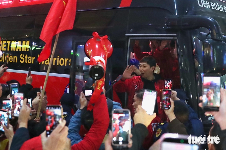 Hiểu Minh nhọc nhằn rời sân bay Nội Bài khi U23 Việt Nam về nước - Ảnh 5.