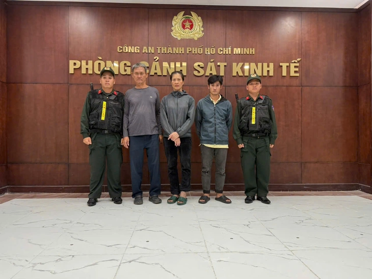 Bắt hai vợ chồng ở TP.HCM tổ chức sản xuất thuốc đông y giả, chứa chất cấm - Ảnh 1.