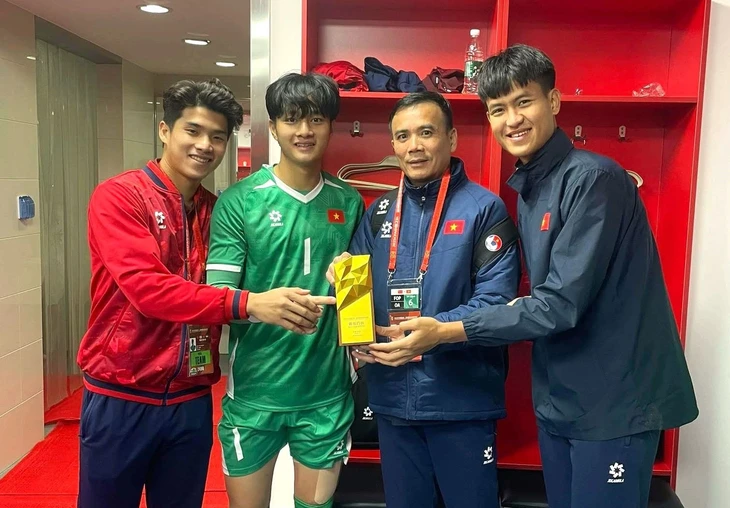 Thế hệ thủ môn mới xuất sắc của bóng đá Việt Nam: có Kiên, có Bình... - Ảnh 2.