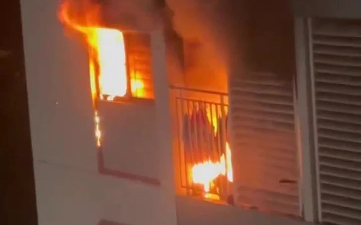 Nổ bình ga khiến ghe trên sông Cần Giuộc bị cháy rụi, 1 người bị thương - Ảnh 3.