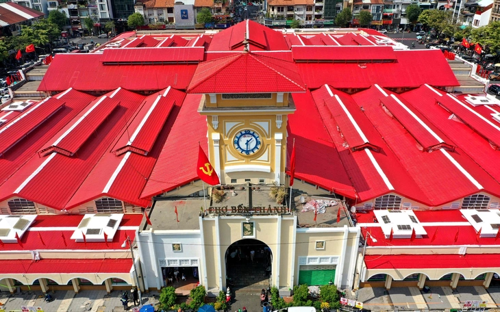 Công nhân xuyên đêm chỉnh trang, làm đẹp chợ Bến Thành, Hồ Con Rùa   - Ảnh 12.