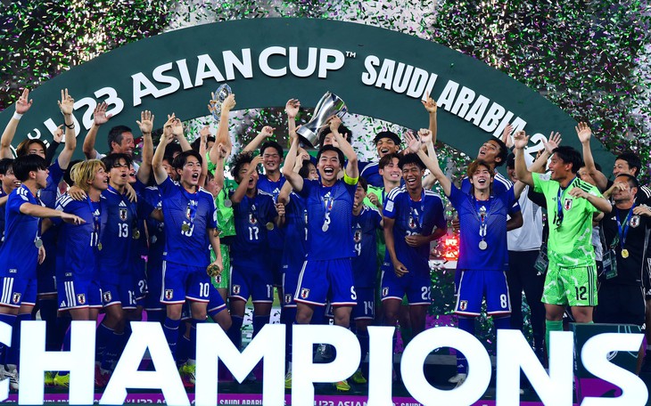 HLV Arne Slot thừa nhận Liverpool 'cạn kiệt sức lực', sau thất bại thứ 7 mùa này  - Ảnh 2.