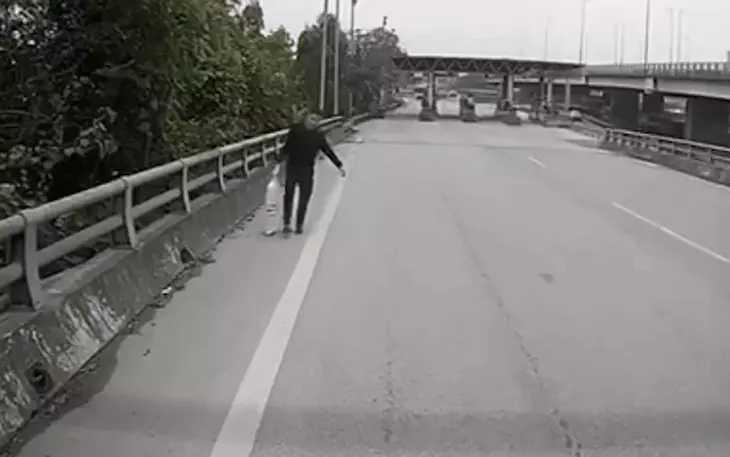 Công nhân môi trường trả lại tài sản hơn 1,4 tỉ đồng nhặt được khi quét rác - Ảnh 3.