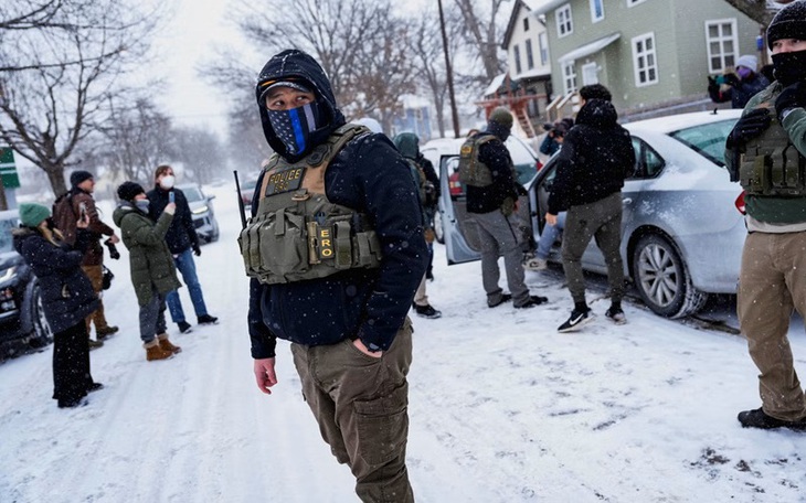 Giữa lúc biểu tình chống ICE leo thang, xuất hiện hình ảnh xe ICE bị tịch thu chồng chất - Ảnh 2.