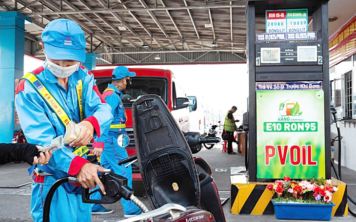 "Thả nổi" giá xăng dầu: Người tiêu dùng có được hưởng lợi? - Ảnh 2.