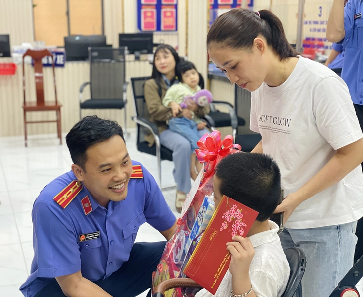 Đưa thiết bị đến tận nhà cấp căn cước cho trẻ khuyết tật - Ảnh 2.