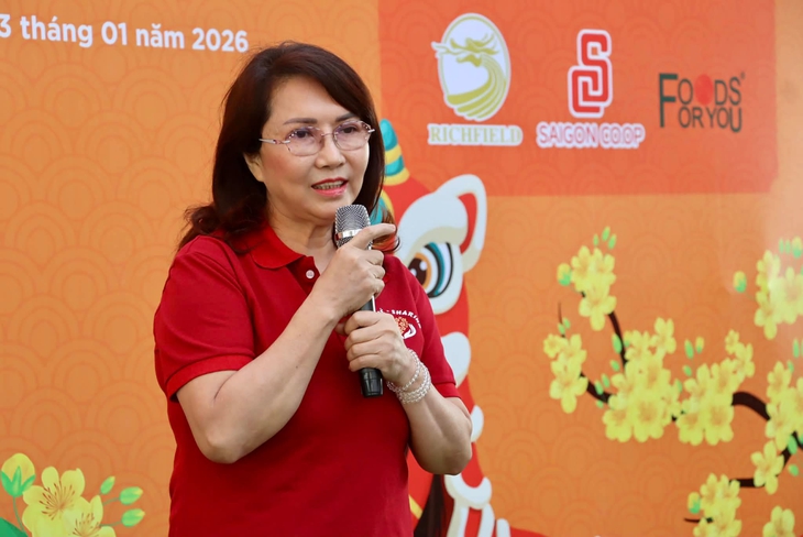 100 phần quà nghĩa tình, mang Tết ấm áp đến các bệnh nhi Bệnh viện Ung bướu TP.HCM - Ảnh 7.