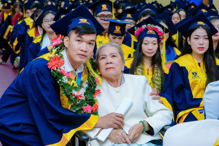 Tân khoa cõng mẹ lên nhận bằng đại học cùng bức tâm thư khiến cả hội trường rưng rưng - Ảnh 5.