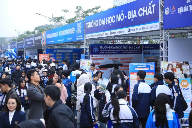 Tư vấn tuyển sinh lần đầu đến Phú Thọ, học sinh lo tổ hợp truyền thống 'biến mất' - Ảnh 8.