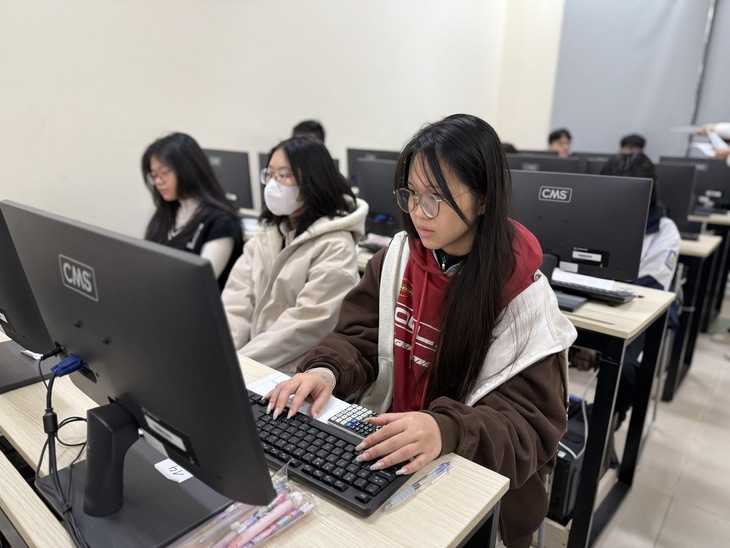 Những thí sinh đầu tiên thi đánh giá tư duy 'tranh suất' vào đại học 2026 - Ảnh 2.