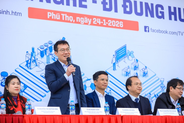 Tư vấn tuyển sinh lần đầu đến Phú Thọ, học sinh lo tổ hợp truyền thống 'biến mất' - Ảnh 2.