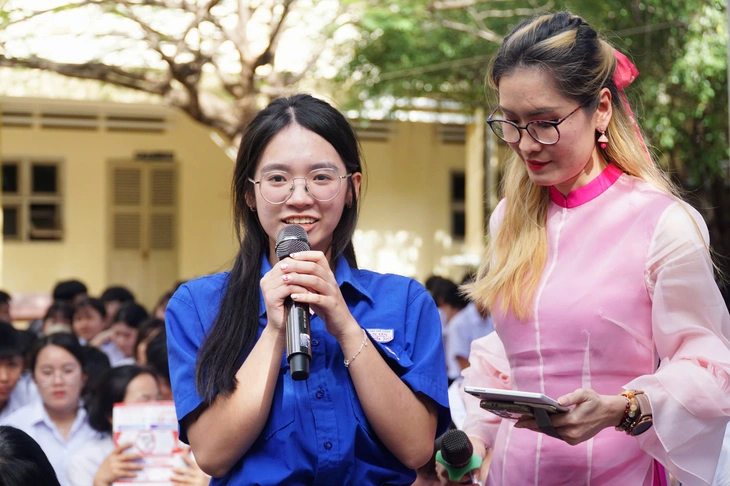 Băn khoăn ngành học tương lai, học sinh Khánh Hòa hỏi từ điện hạt nhân đến luật kinh tế - Ảnh 5.