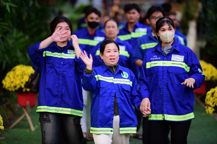 Ngọc Linh, Duyên Quỳnh, Minh Hoàng hát phục vụ người thu gom rác dân lập - Ảnh 8.