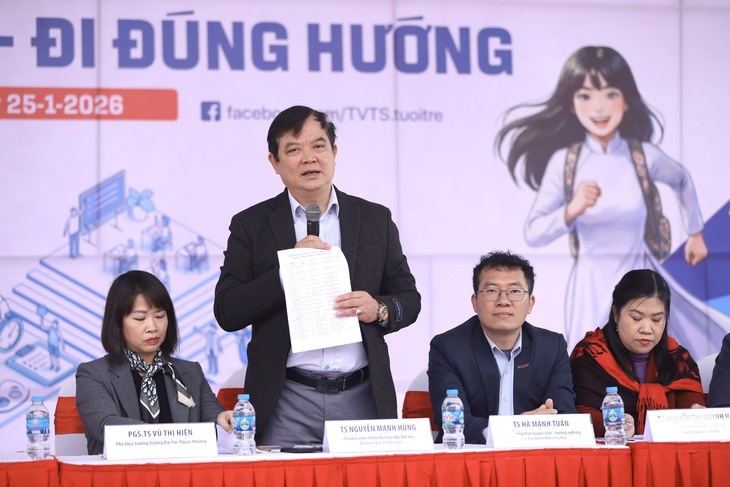 Chọn ngành nào cho tương lai? Hàng ngàn học sinh Ninh Bình đi nghe tư vấn tuyển sinh - Ảnh 4.