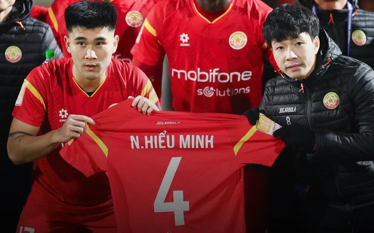 Chủ tịch VFF mang cúp Vua phá lưới về cho Đình Bắc - Ảnh 3.