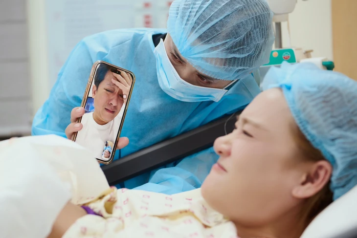 Trường Giang bật khóc nhìn Nhã Phương sinh con thứ 3 qua điện thoại - Ảnh 1.