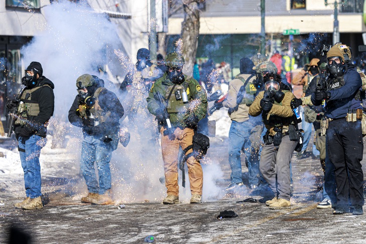 Biểu tình bùng nổ ở Mỹ sau khi đặc vụ bắn chết thêm 1 người ở Minneapolis - Ảnh 2.