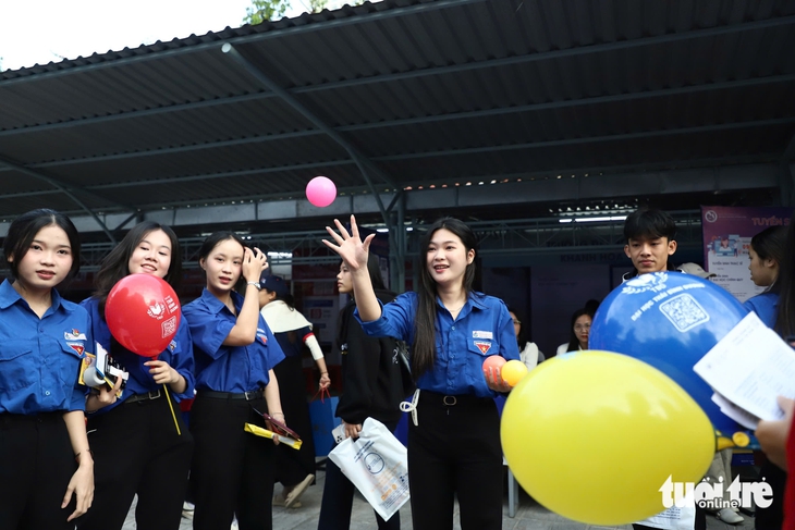 Học sinh hào hứng trải nghiệm các gian tư vấn tuyển sinh đại học tại Khánh Hòa - Ảnh 3.