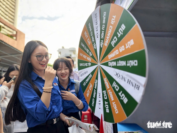 Học sinh hào hứng trải nghiệm các gian tư vấn tuyển sinh đại học tại Khánh Hòa - Ảnh 5.