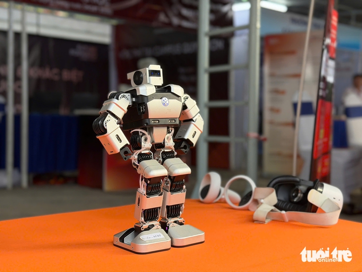 Học sinh hào hứng trải nghiệm các gian tư vấn tuyển sinh đại học tại Khánh Hòa - Ảnh 7.