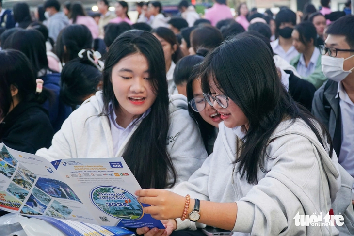 Học sinh lo lắng AI có thể thay thế con người trong tương lai, thầy cô trấn an - Ảnh 6.