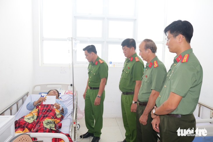 Thăm hỏi và trao 10 triệu đồng cho thiếu tá công an xã bị thương khi làm nhiệm vụ - Ảnh 1.