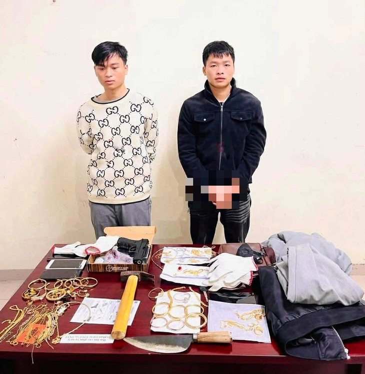 Nam sinh viên đại học cùng đồng phạm bị bắt vì cướp tiệm vàng tại Ninh Bình - Ảnh 1.