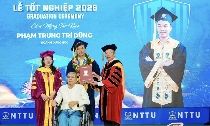 cõng mẹ - Ảnh 2.