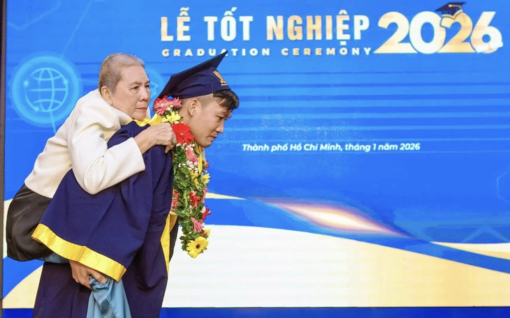 cõng mẹ - Ảnh 1.