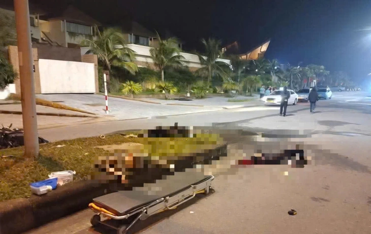 Phát hiện 3 người chết nằm trên đường, xung quanh có mã tấu, bình xịt hơi cay - Ảnh 1.