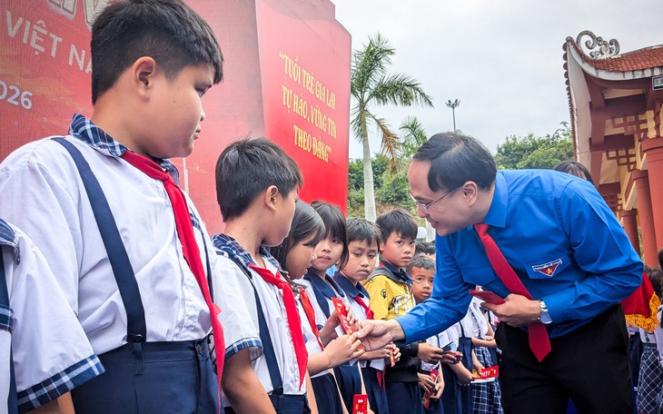 Quà xuân của bạn đọc Tuổi Trẻ đến với giáo viên, học sinh vùng bão lũ Sông Cầu - Ảnh 2.