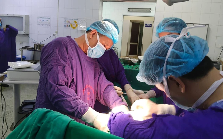 Đi khám vì đau bụng âm ỉ, người đàn ông phát hiện mắc cùng lúc 2 loại ung thư - Ảnh 2.