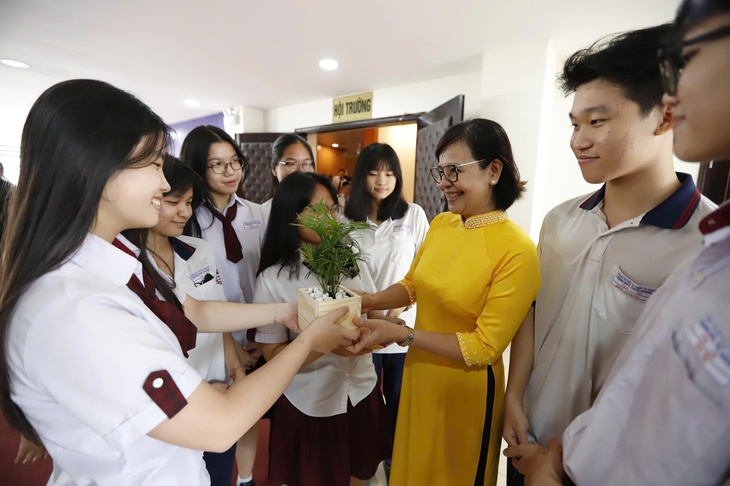 Giáo viên TP.HCM 'vui quá' khi nhận nhiều khoản thưởng Tết - Ảnh 3.