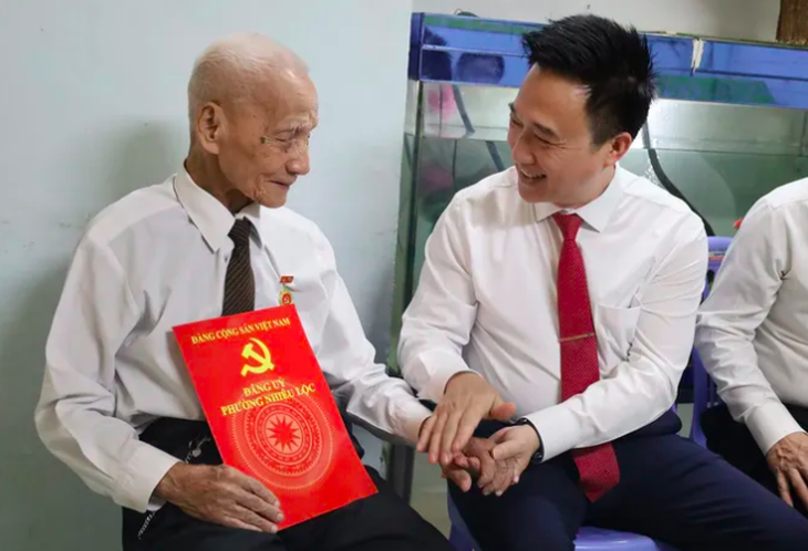 Lãnh đạo TP.HCM trao Huy hiệu Đảng cho nhiều đảng viên cao tuổi đợt 3-2 - Ảnh 3.