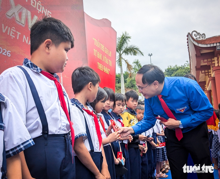 Bao lì xì và quà 'Tết sẻ chia' của Tuổi Trẻ đến với 1.000 học trò vùng bão lũ Gia Lai - Ảnh 4.