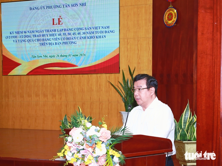 Phó bí thư Thành ủy TP.HCM Văn Thị Bạch Tuyết trao tặng Huy hiệu Đảng tại Đảng bộ phường Tân Sơn Nhì - Ảnh 2.